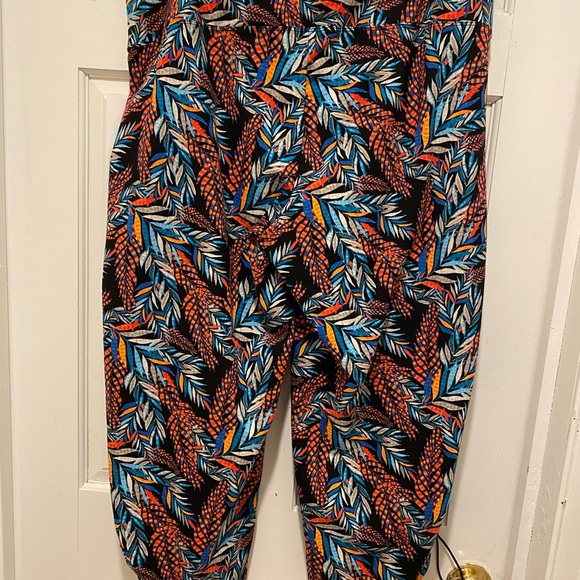 Colorful Leaf Print capri legging - Picture 2 of 5
